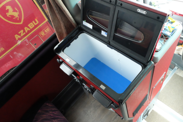 車内に備え付けられた大型保冷ボックス